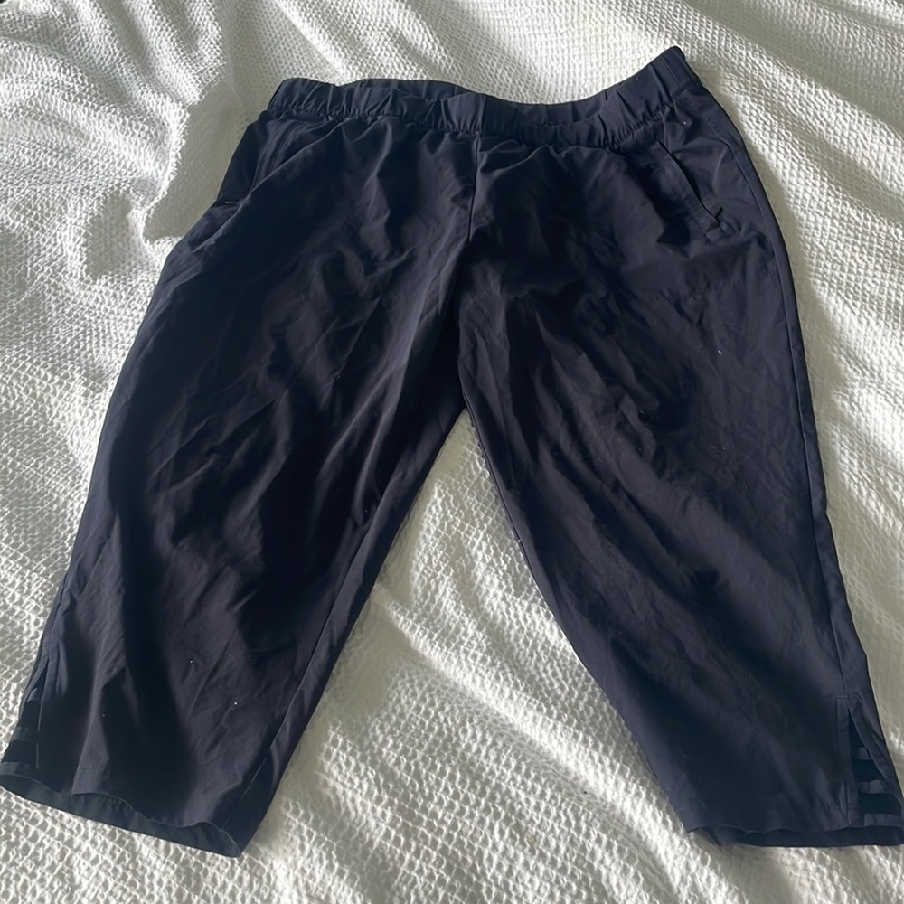 Talbots activewear cropped navy joggers with zippered pockets